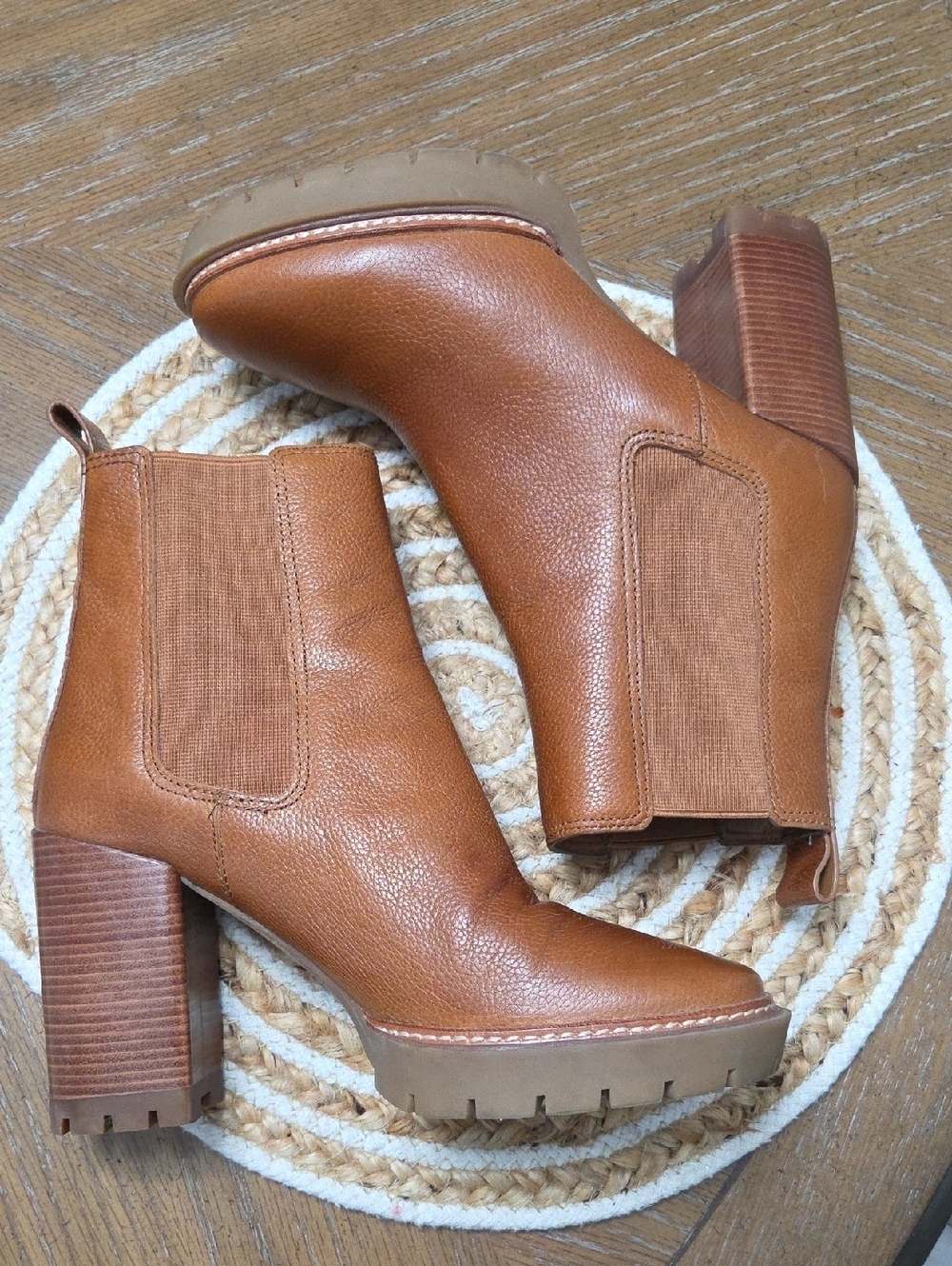 Tory Burch Chelsea Tumbled Leather Lug Bootie In Toasted Caramel, Size 8 - Picture 5 of 12